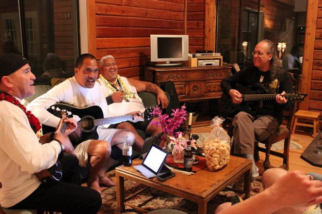 Pili with the band Ka&lsquo;amea